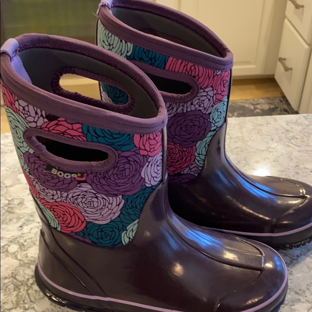 Girls size 5 Bogs